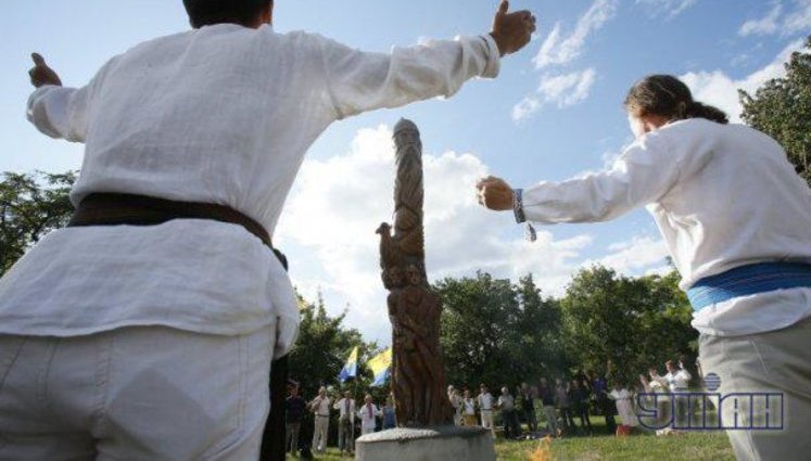 "Беркут" и священники под прикрытием ночи "выкрали" статую Перуна в центре Киева. ФОТОрепортаж+ВИДЕО