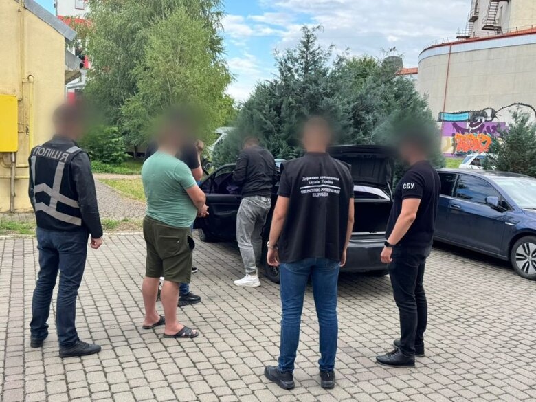 На Закарпатті викрили двох чоловіків за переправлення