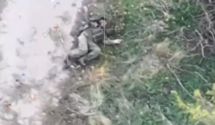 Окупант намагався відбити дрон палицею і загинув. ВIДЕО
