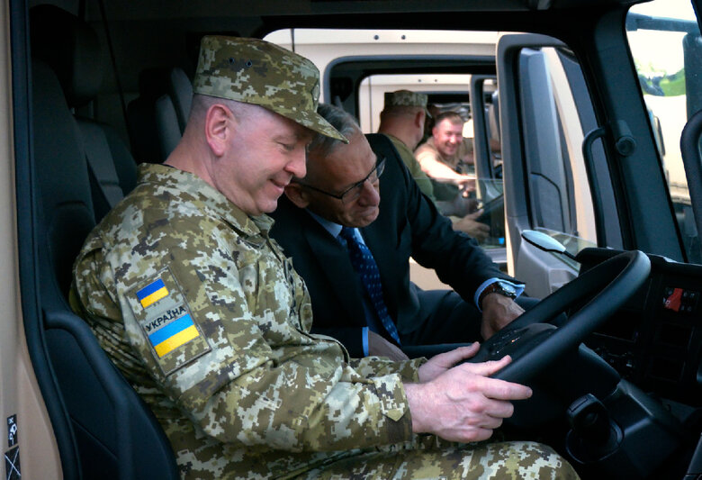 Голова Держприкордонслужби України Дейнеко на передачі автівок від Німеччини