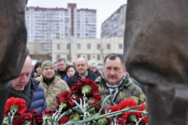 Учасники АТО та мешканці Києва поклали на Троєщині квіти до памятника Воїну-добровольцю 27