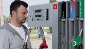Величезні АЗС України не платять податки: "слуга народу" Леонов опублікував чеки, яких немає в базі Державної податкової служби