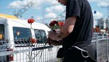 Жители Минска целый день несут цветы к месту гибели протестующего. ВИДЕО+ФОТОрепортаж