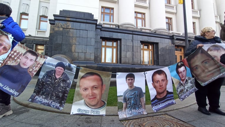 Україно, МИ Є: рідні українських полонених і зниклих без вісті на Донбасі пікетують ОП - матері заявили, що стоятимуть на Банковій 72 години 04 Україно, МИ Є: рідні українських полонених і зниклих без вісті на Донбасі пікетують ОП - матері заявили, що стоятимуть на Банковій 72 години 04