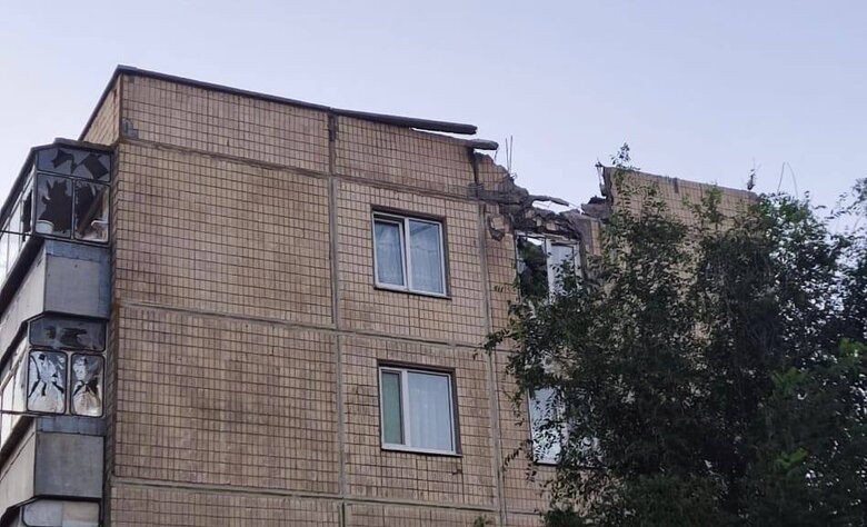 Оккупанты обстреляли Покровскую громаду на Днепропетровщине, повреждены многоэтажки, без пострадавших 04