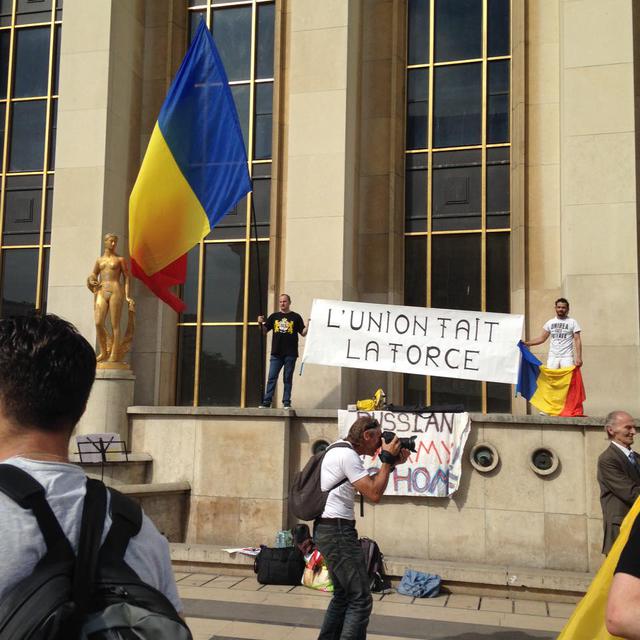 Антипутинская акция проходит в центре Парижа 03