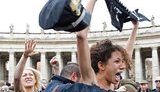 FEMEN сорвали воскресную мессу Папы Римского в Ватикане. ФОТОрепортаж+ВИДЕО