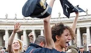 FEMEN сорвали воскресную мессу Папы Римского в Ватикане. ФОТОрепортаж+ВИДЕО