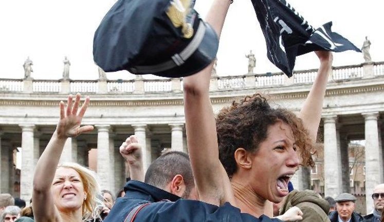 FEMEN сорвали воскресную мессу Папы Римского в Ватикане. ФОТОрепортаж+ВИДЕО