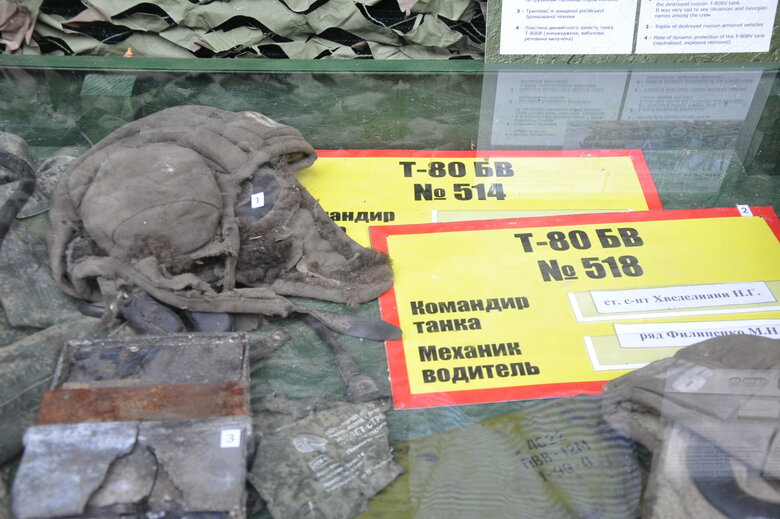 Кресло-катапульта, образцы снарядов и личные вещи рашистов: На Андреевском спуске открылась благотворительная выставка Спротив-2022 18 Кресло-катапульта, образцы снарядов и личные вещи рашистов: На Андреевском спуске открылась благотворительная выставка Спротив-2022 18