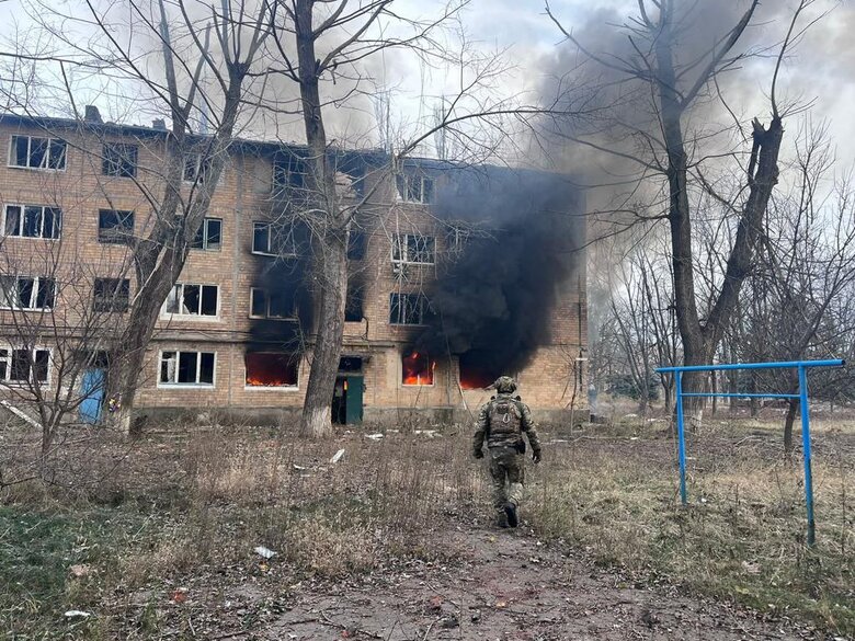 Наслідки російських ударів по Донеччині: Пошкоджено територію лікарні та будинки 01