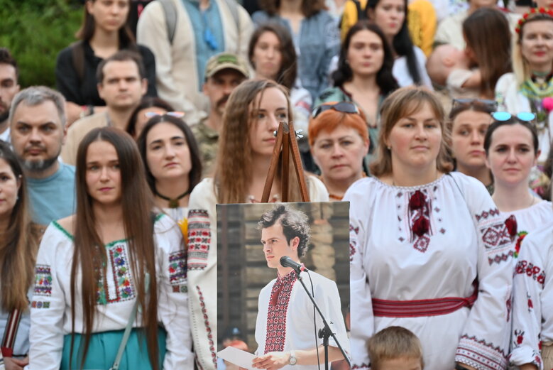 У Києві вшанували пам’ять Андрія Бабінського - воїна 80-ої ОДШБр та засновника Мегамаршу у вишиванках 12