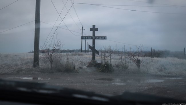 Beach rigged with mines, not a single undamaged building: journalists show embattled Shyrokyne village 02