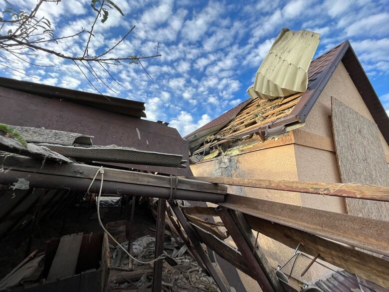 Occupiers sent 7 kamikaze drones to Nikopol and attacked with artillery, damaging houses, private businesses and power lines 01