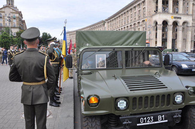 С погибшим Героем Украины Тарасом Матвиивым простились на Майдане Незалежности в Киеве 46