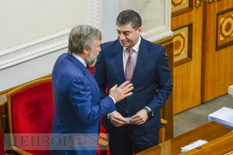 Роздавання книжок про Велике будівництво, Тищенко ховає губи, Шахов ніжно вітається з Новинським, - день роботи Ради 15 грудня 10
