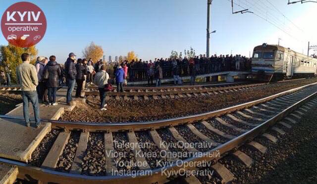 У Києві пасажири заблокували рух міської електрички: С#ка, підняли проїзд удвічі, і приїжджає по чотири вагони. Якого хера бл#? 02