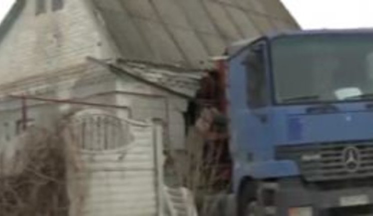 "Почув гуркіт. Зрозумів, щось не те. Почав вискакувати, і тут зарухалися стіни", - 30-тонна фура з вантажем гречки в'їхала в будинок мешканця села на Дніпропетровщині. ВIДЕО