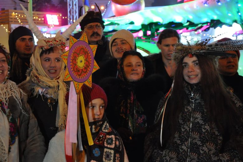 На Контрактовій площі в Києві відсвяткували Щедрий вечір з Козою і Маланкою 06