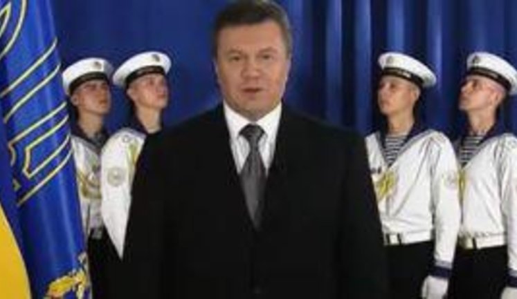 Янукович поздравил украинских моряков на русском языке: Моряки-севастопольцы особенно ценю ваш патриотизм. ВИДЕО.