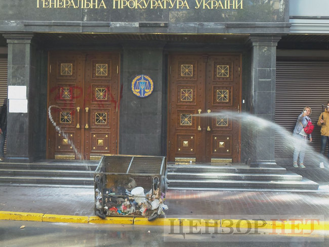 Під час мітингу під ГПУ проти екстрадиції в РФ Тумгоєва сталися сутички: мітингувальники бють вікна, їх у відповідь поливають водою зі шлангів 37