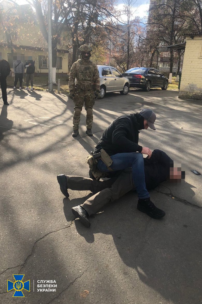 СБУ задержала мошенников, выдававших себя за офицеров спецслужбы и шантажировавших иностранцев 03