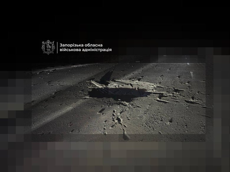 РФ атакувала міст через Дніпро у Запоріжжі: двоє чоловіків постраждали