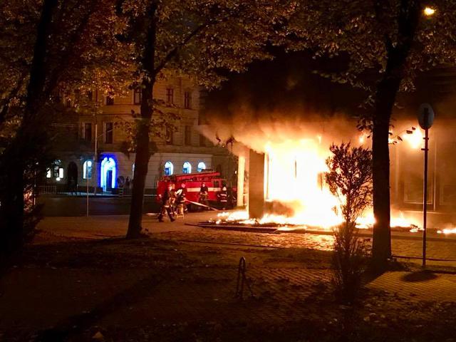 Уночі у Львові згоріло відділення Сбербанку Росії, - ДСНС 01