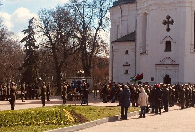 С погибшим в зоне ООС воином 58-й ОМПБр Владимиром Шпаком простились в Чернигове 25
