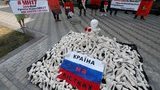 "Країна на кістках": під посольством РФ у Києві нагадали про злочини Росії та закликали до бойкоту ЧС-2018. ФОТОрепортаж