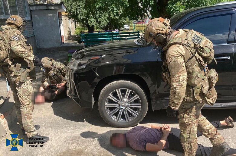 Банда рекетирів, які вибивали гроші з військовослужбовця ЗСУ, затримана на Житомирщині, - СБУ 01