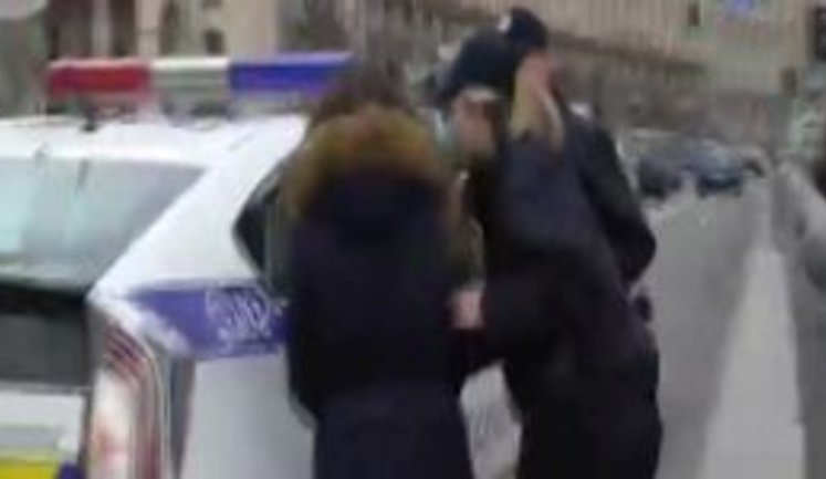 "Хлопці, я вам нічого не винна", - поліція затримала організатора мітингу проти Яценюка, яка "кинула" на гроші малолітніх "фермерів". ВІДЕО