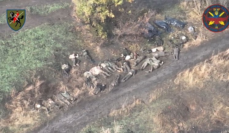 Окупанти у чорних мішках лежать над дорогою: аеророзвідка 110-ї бригади зафіксувала. ВIДЕО