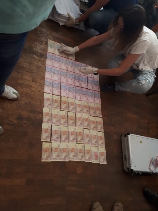 Двох чиновників ДП Ніжинський ремонтний завод інженерного озброєння затримано на хабарі 10 тис. грн, - СБУ 02