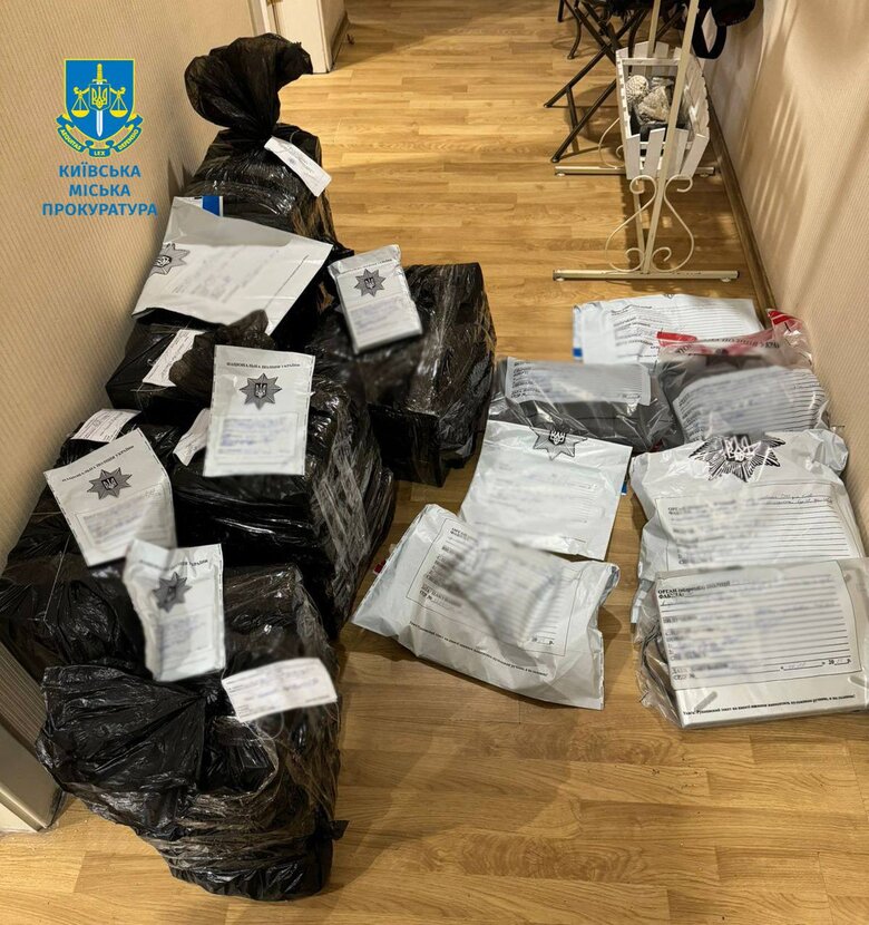 Підроблювали документи від імені нотаріуса, який був за кордоном