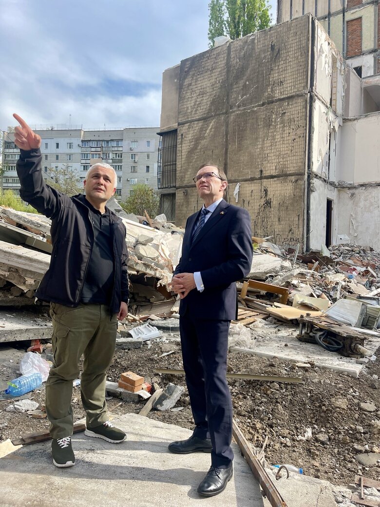 Еспен Барт Ейде та Олег Кіпер в Одесі оглядають будинок, у який влучив шахед