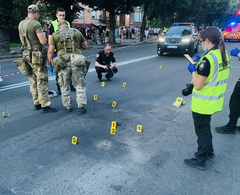 У Луцьку чоловік з вікна авто кинув гранату в людей, є постраждалі