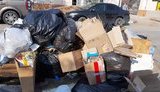 На вулицях окупованої Керчі нагромадилися купи сміття. ФОТО