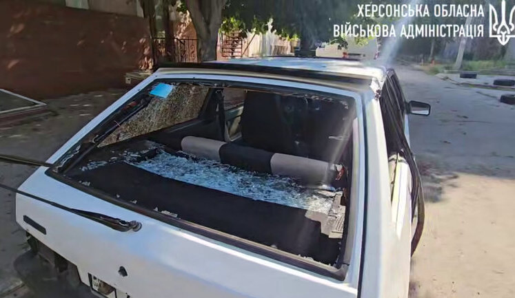 Рашисти атакували дроном цивільну автівку в Херсоні: дві людини поранені. ВIДЕО