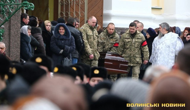 Сотні людей прийшли попрощатися з мером Луцька Романюком 03