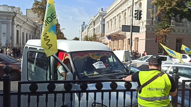Євробляхери приїхали під Раду вимагати доступного розмитнення автомобілів 12