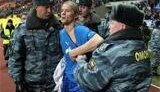 ОМОНовцы накинулись на Тимощука, который пытался кинуть футболку питерским фанатам. ФОТО.