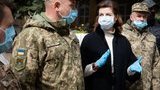 Марина Порошенко передала в госпіталь медичні костюми і власноруч спечені паски. ФОТО