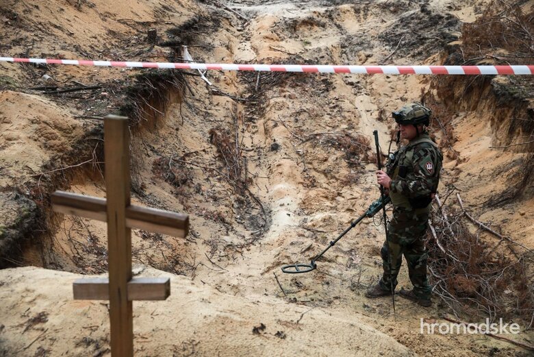 У визволеному Ізюмі виявили масове поховання на 440 тіл, - поліція 10