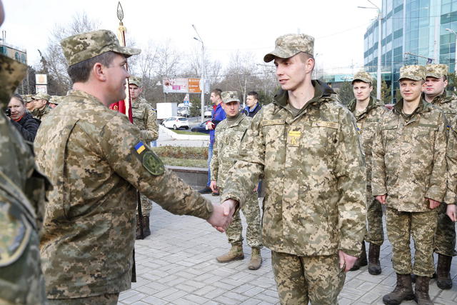 Випускники одеської Військової академії отримали лейтенантські погони 08