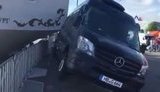 Российский парусный фрегат "Мир" протаранил микроавтобус и торговую палатку в порту немецкого города Бремерхафен. ВИДЕО