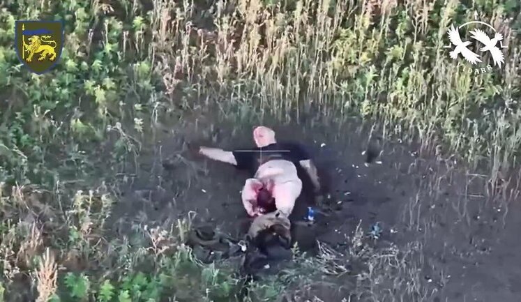 Бійці 60 ОМБр ліквідували парочку російських загарбників, які полем рухалися до наших позицій. ВIДЕО 18+