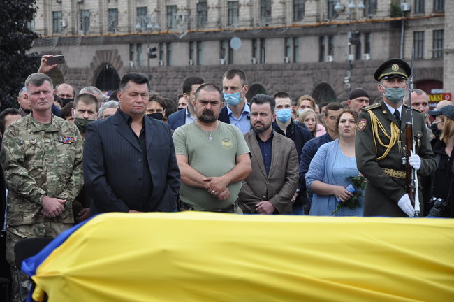 С погибшим Героем Украины Тарасом Матвиивым простились на Майдане Незалежности в Киеве 12