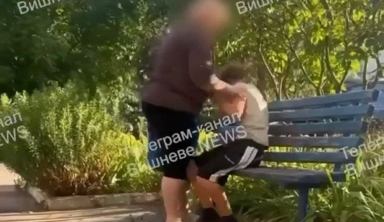 Женщина избила 11-летнего мальчика, сорвавшего цветок с клумбы на Киевщине. ВИДЕО