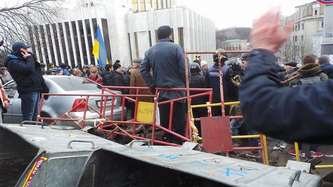 Автомобіль зі Саакашвілі заблоковано, поліція спробувала прорватися, але безуспішно, застосовується газ 19